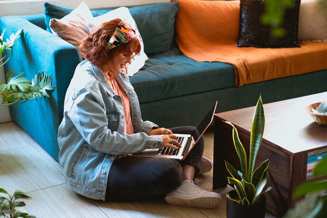 emprendedora utilizando una laptop